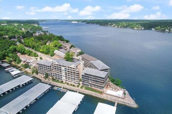 lakeview condo at the falls w wraparound screened porch 2 pwc slips and pools at 2 mm
