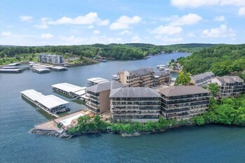 lakeview condo at the falls w wraparound screened porch 2 pwc slips and pools at 2 mm