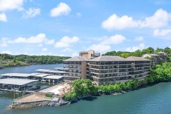 lakeview condo at the falls w wraparound screened porch 2 pwc slips and pools at 2 mm