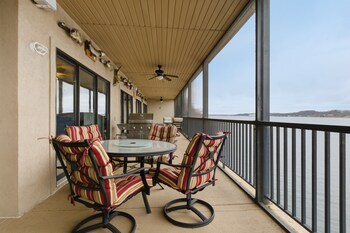 lakeview condo at the falls w wraparound screened porch 2 pwc slips and pools at 2 mm