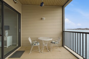 lakeview condo at the falls w wraparound screened porch 2 pwc slips and pools at 2 mm