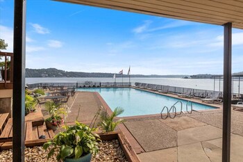 Lakeview Condo At The Falls W/ Wraparound Screened Porch, 2 Pwc Slips & Pools At 2 Mm,,2 star