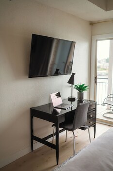 upscale lakefront condo at 2mm with pools slip and main channel views