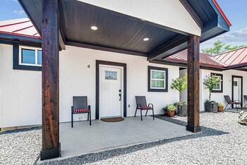 pet friendly w hot tub six minutes to downtown