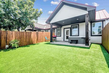 pet friendly w hot tub six minutes to downtown