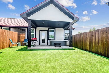 pet friendly w hot tub six minutes to downtown