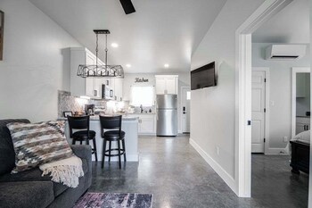 pet friendly w hot tub six minutes to downtown