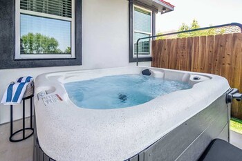 pet friendly w hot tub six minutes to downtown