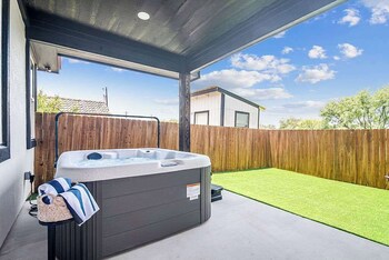 pet friendly w hot tub six minutes to downtown