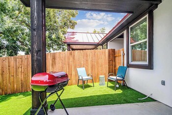 pet friendly w hot tub six minutes to downtown
