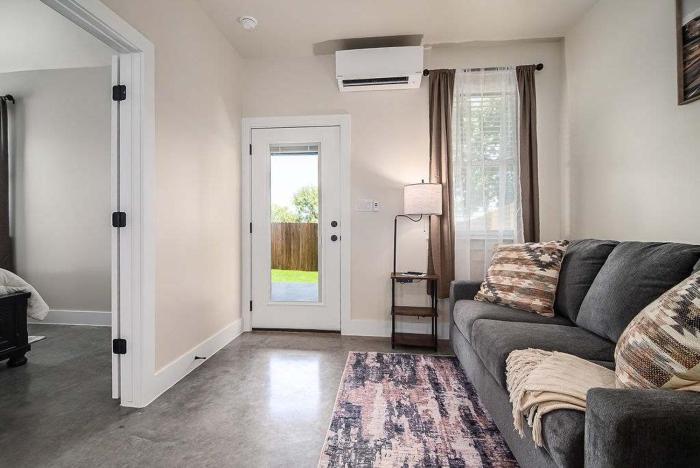 pet friendly w hot tub six minutes to downtown