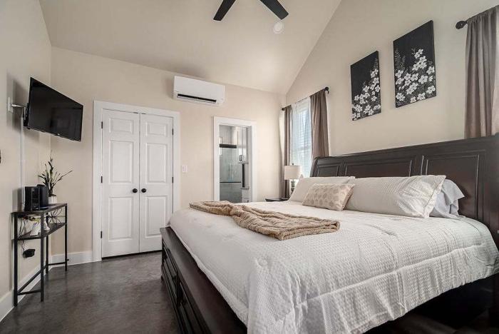 pet friendly w hot tub six minutes to downtown