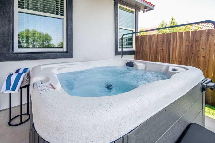 pet friendly w hot tub six minutes to downtown