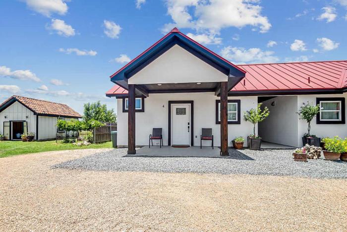 pet friendly w hot tub six minutes to downtown