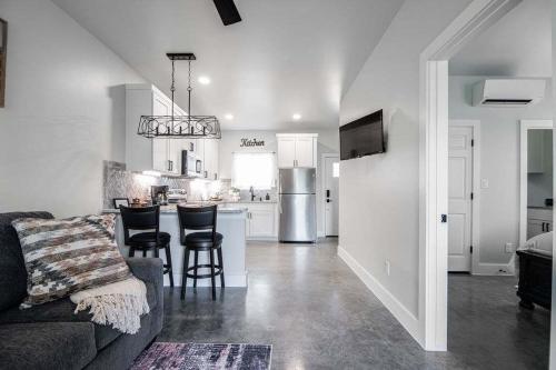 pet friendly w hot tub six minutes to downtown