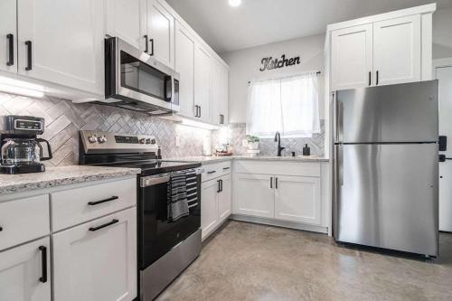 pet friendly w hot tub six minutes to downtown