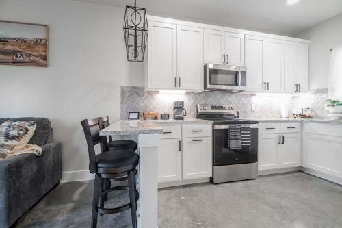 pet friendly w hot tub six minutes to downtown
