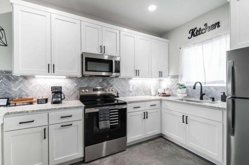 pet friendly w hot tub six minutes to downtown