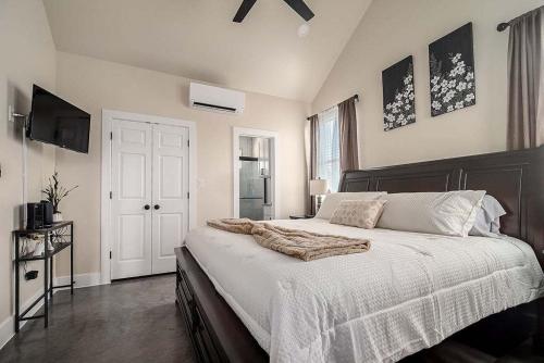 pet friendly w hot tub six minutes to downtown