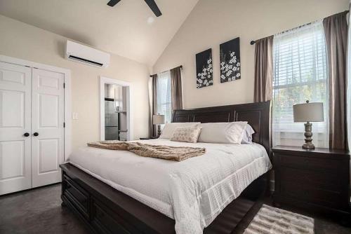 pet friendly w hot tub six minutes to downtown
