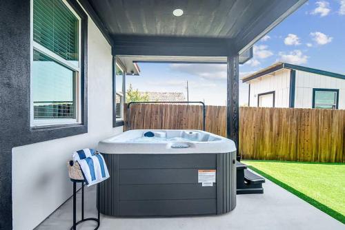 pet friendly w hot tub six minutes to downtown