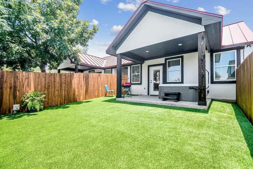 pet friendly w hot tub six minutes to downtown