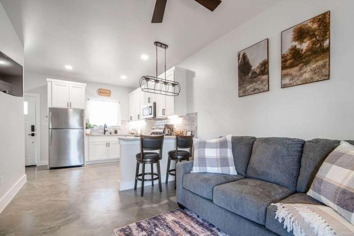 quiet casita with hot tub six min from downtown