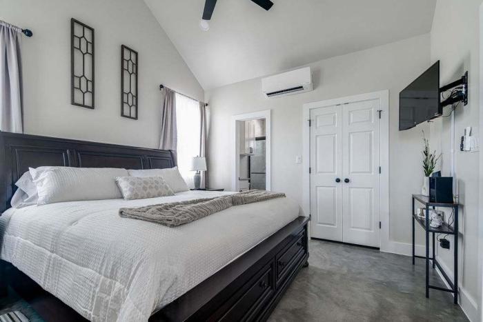 quiet casita with hot tub six min from downtown