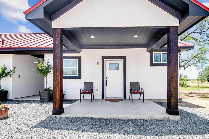 quiet casita with hot tub six min from downtown