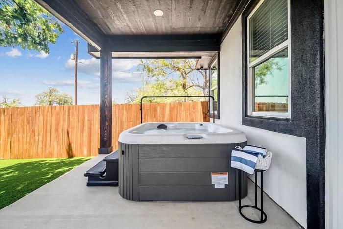 quiet casita with hot tub six min from downtown
