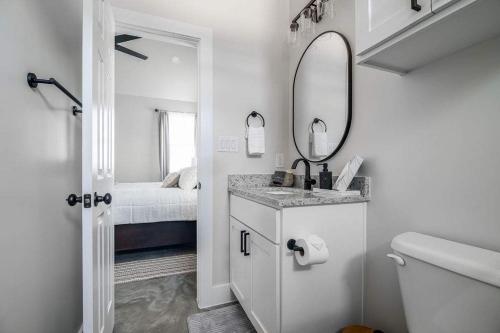 quiet casita with hot tub six min from downtown