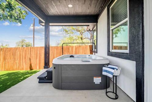 quiet casita with hot tub six min from downtown