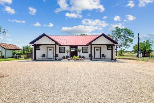 quiet casita with hot tub six min from downtown