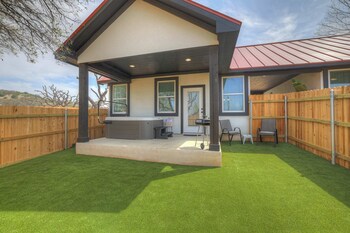 live oak cabins sleeps 8 w hot tubs