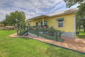 Farmhouse Charm 10 Min To Downtown, Pet Friendly!,,2 star