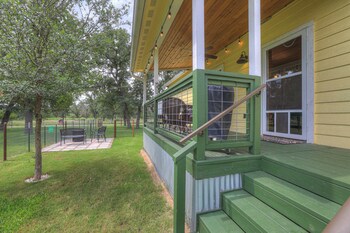 farmhouse charm 10 min to downtown pet friendly
