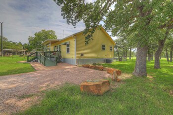 farmhouse charm 10 min to downtown pet friendly