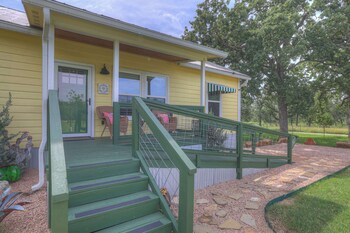 farmhouse charm 10 min to downtown pet friendly