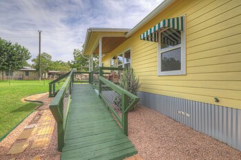farmhouse charm 10 min to downtown pet friendly
