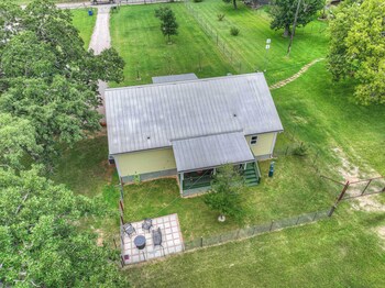 farmhouse charm 10 min to downtown pet friendly