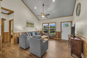 Farmhouse Charm 10 Min To Downtown, Pet Friendly!,,2 star