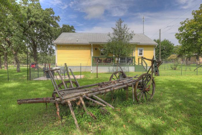farmhouse charm 10 min to downtown pet friendly