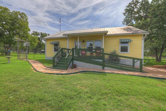 farmhouse charm 10 min to downtown pet friendly
