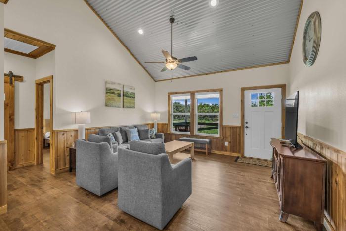 farmhouse charm 10 min to downtown pet friendly