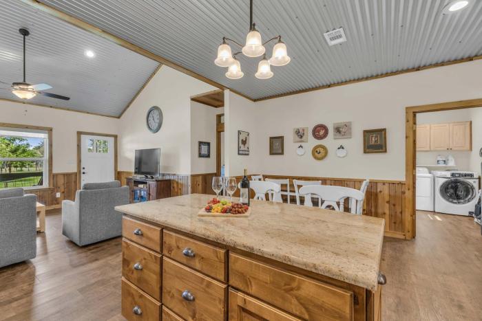 farmhouse charm 10 min to downtown pet friendly