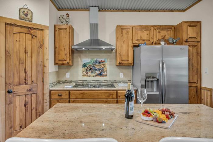 farmhouse charm 10 min to downtown pet friendly