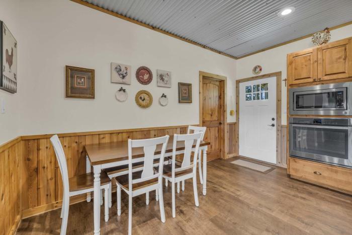 farmhouse charm 10 min to downtown pet friendly