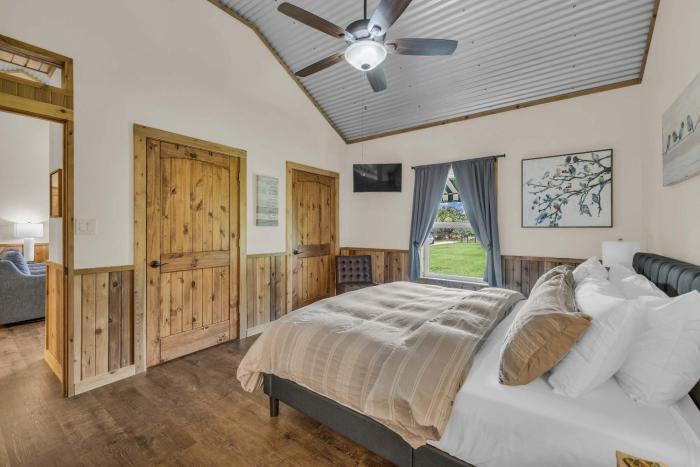 farmhouse charm 10 min to downtown pet friendly