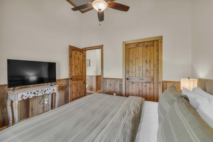 farmhouse charm 10 min to downtown pet friendly