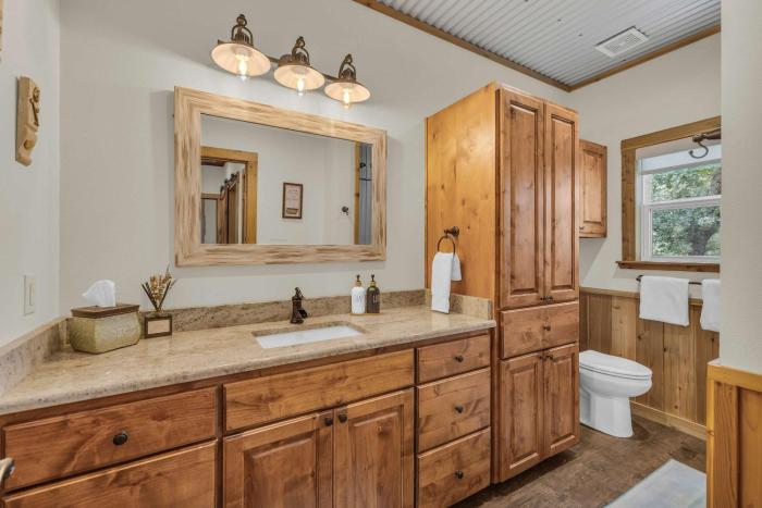 farmhouse charm 10 min to downtown pet friendly